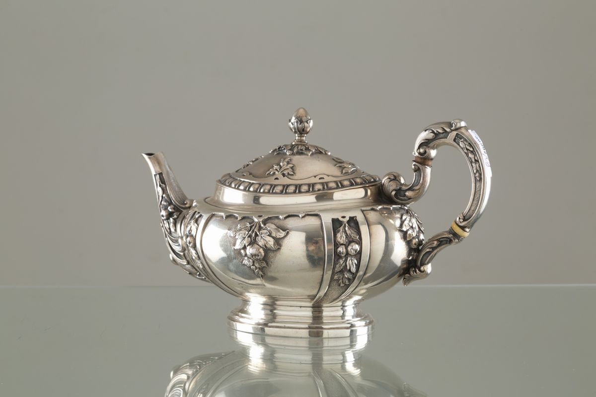 Teiera, zuccheriera e lattiera in argento 800, gr. 1700 ca. complessivi. XX sec...