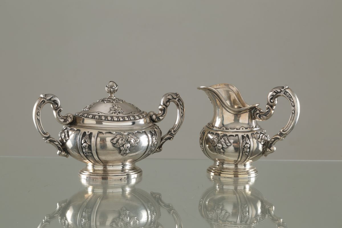 Teiera, zuccheriera e lattiera in argento 800, gr. 1700 ca. complessivi. XX sec...