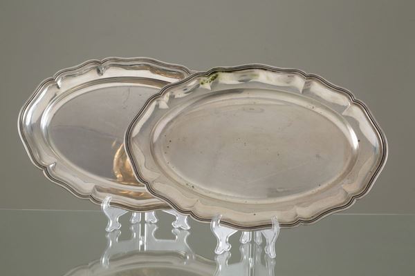 Due vassoi polilobati in argento 800, gr. 2600 ca. complessivi. XX secolo.
Mis...