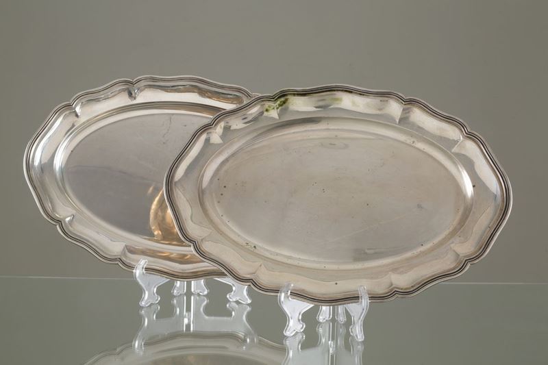 Due vassoi polilobati in argento 800, gr. 2600 ca. complessivi. XX secolo. Mis...