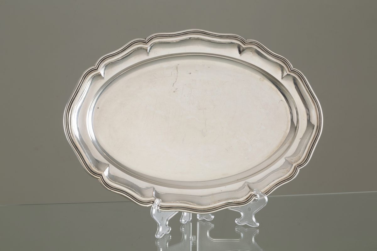Due vassoi polilobati in argento 800, gr. 2600 ca. complessivi. XX secolo. Mis...