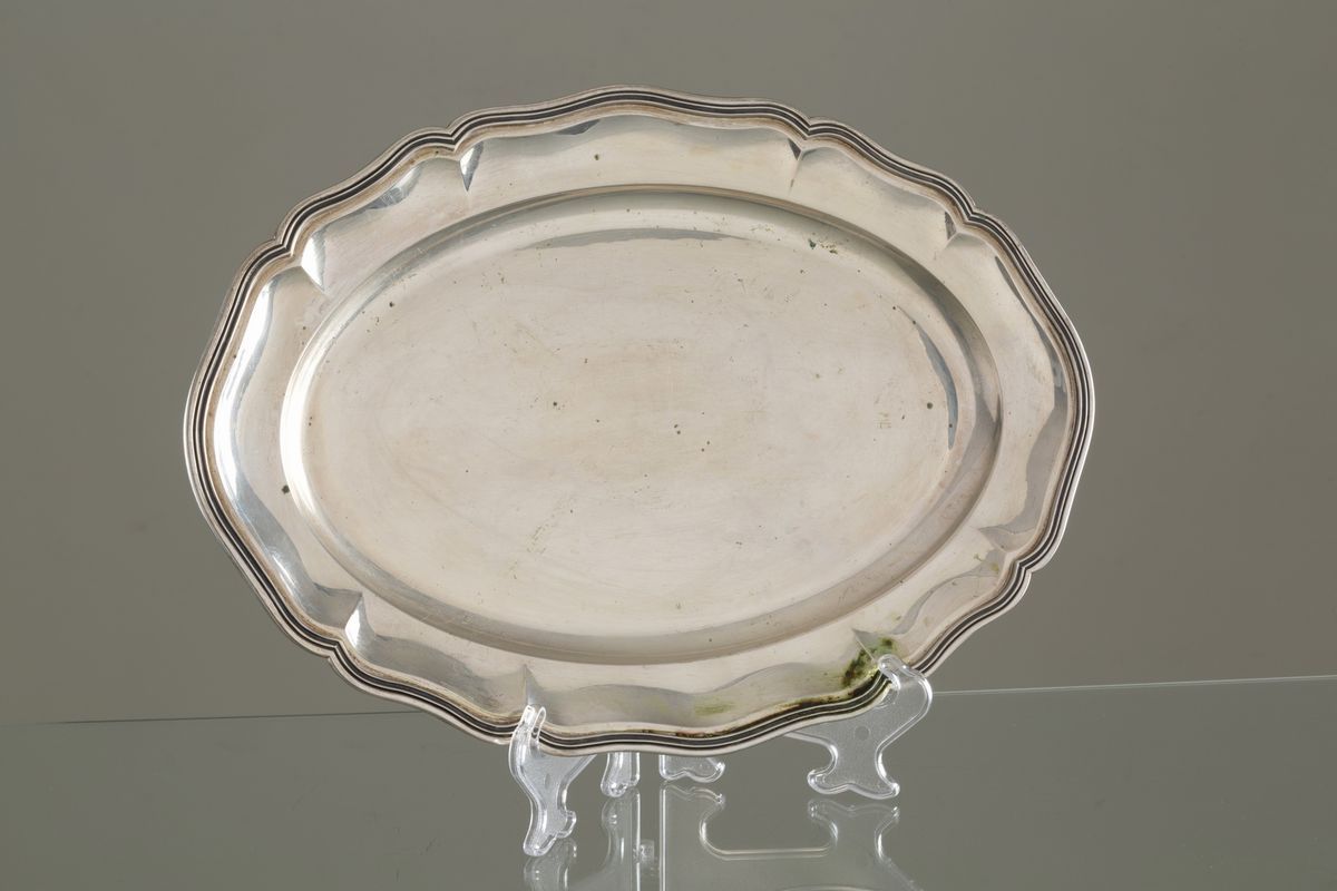 Due vassoi polilobati in argento 800, gr. 2600 ca. complessivi. XX secolo. Mis...