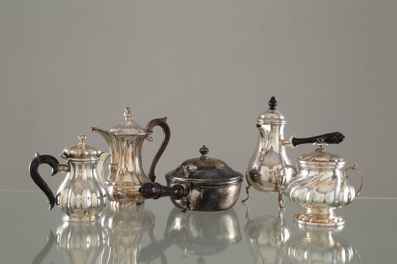 Cioccolatiera, caffettiera, lattiera, zuccheriera e pentolino in argento '800 c...