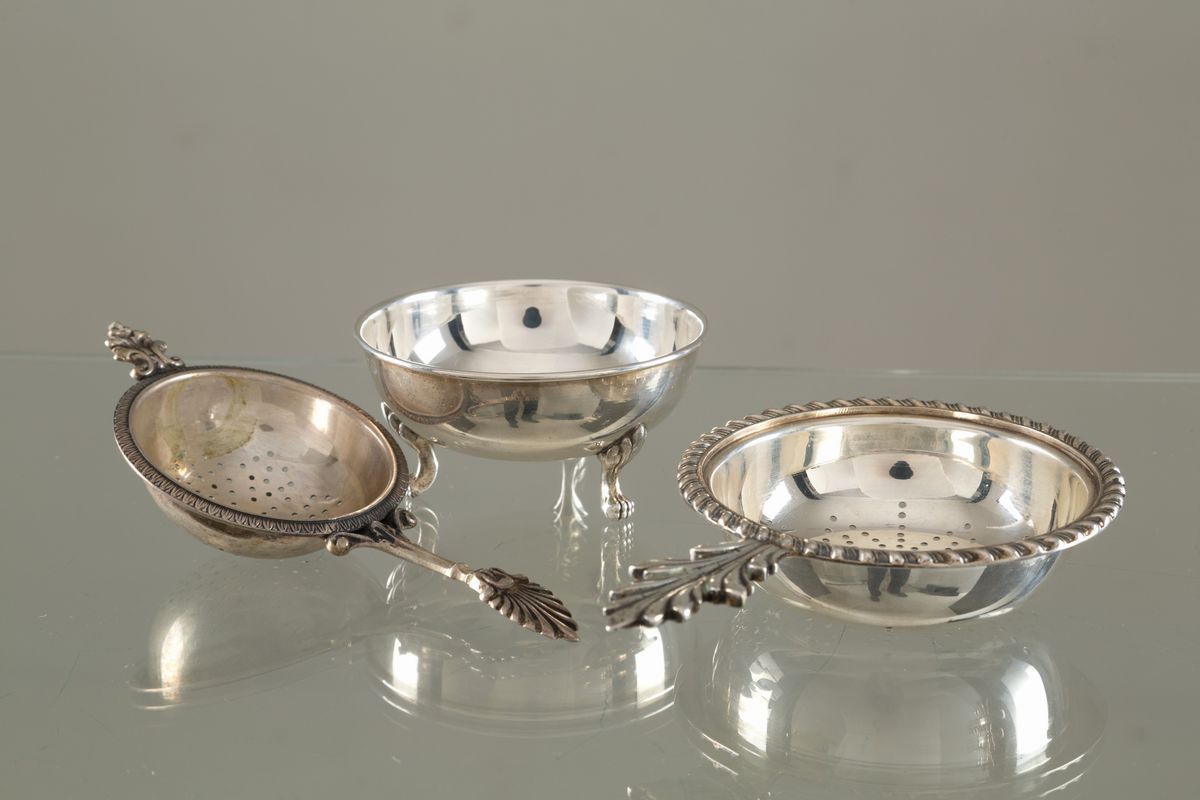 Due bugie, due colini e una piccola saliera in argento 800, gr. 500 ca. comples...