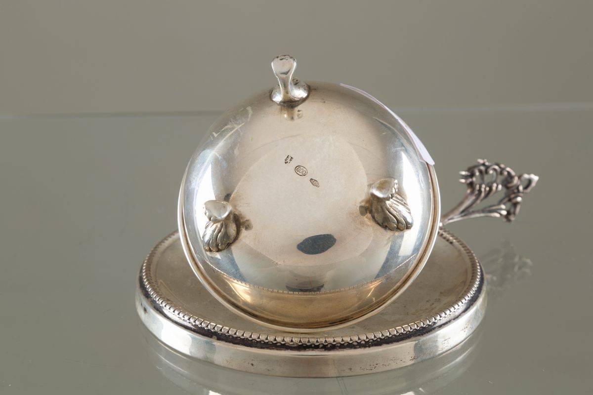 Due bugie, due colini e una piccola saliera in argento 800, gr. 500 ca. comples...