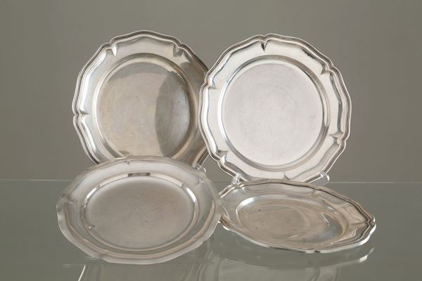 Quattro piatti polilobati in argento 800, gr. 2900 ca. complessivi. XX secolo.
...