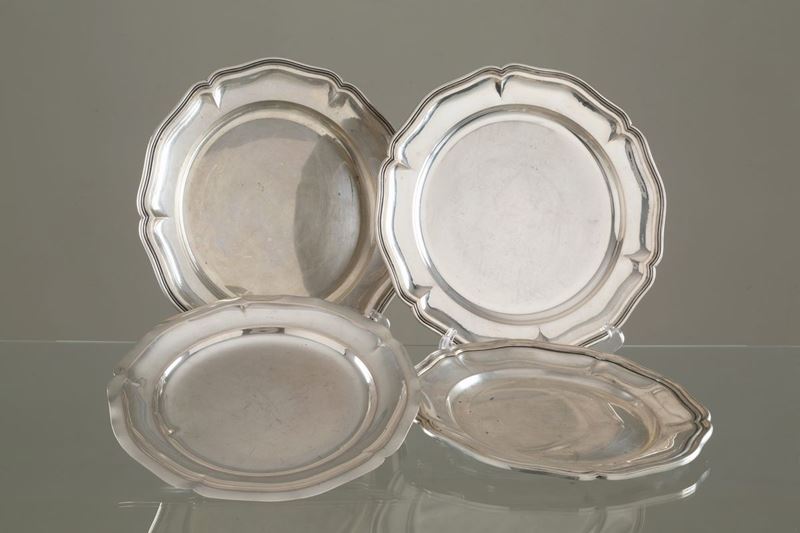 Quattro piatti polilobati in argento 800, gr. 2900 ca. complessivi. XX secolo. ...