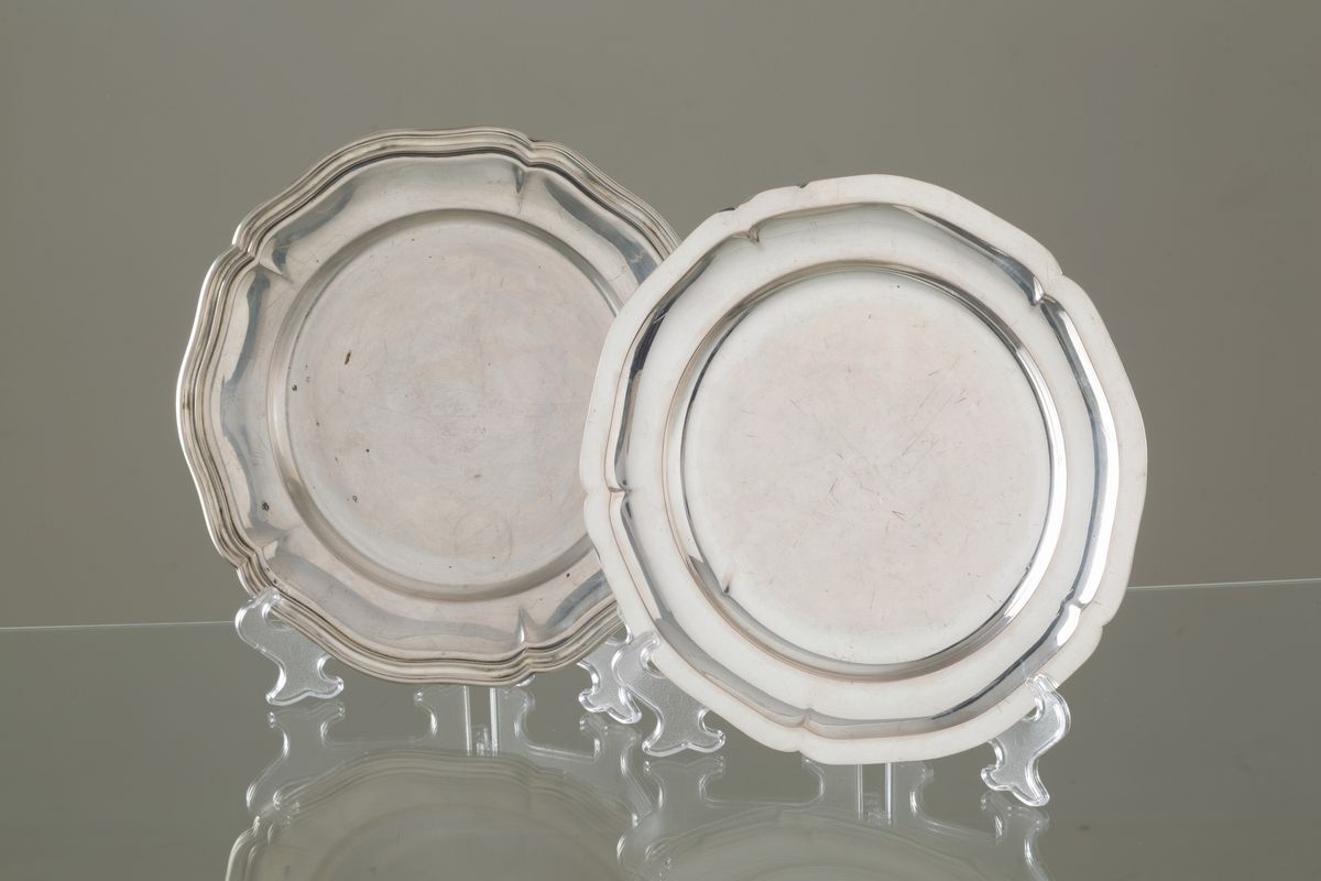 Quattro piatti polilobati in argento 800, gr. 2900 ca. complessivi. XX secolo. ...