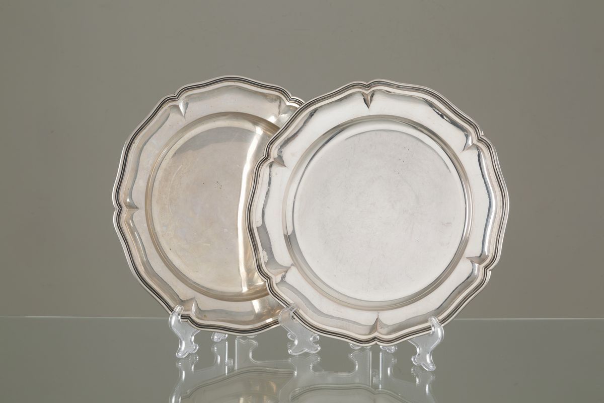 Quattro piatti polilobati in argento 800, gr. 2900 ca. complessivi. XX secolo. ...