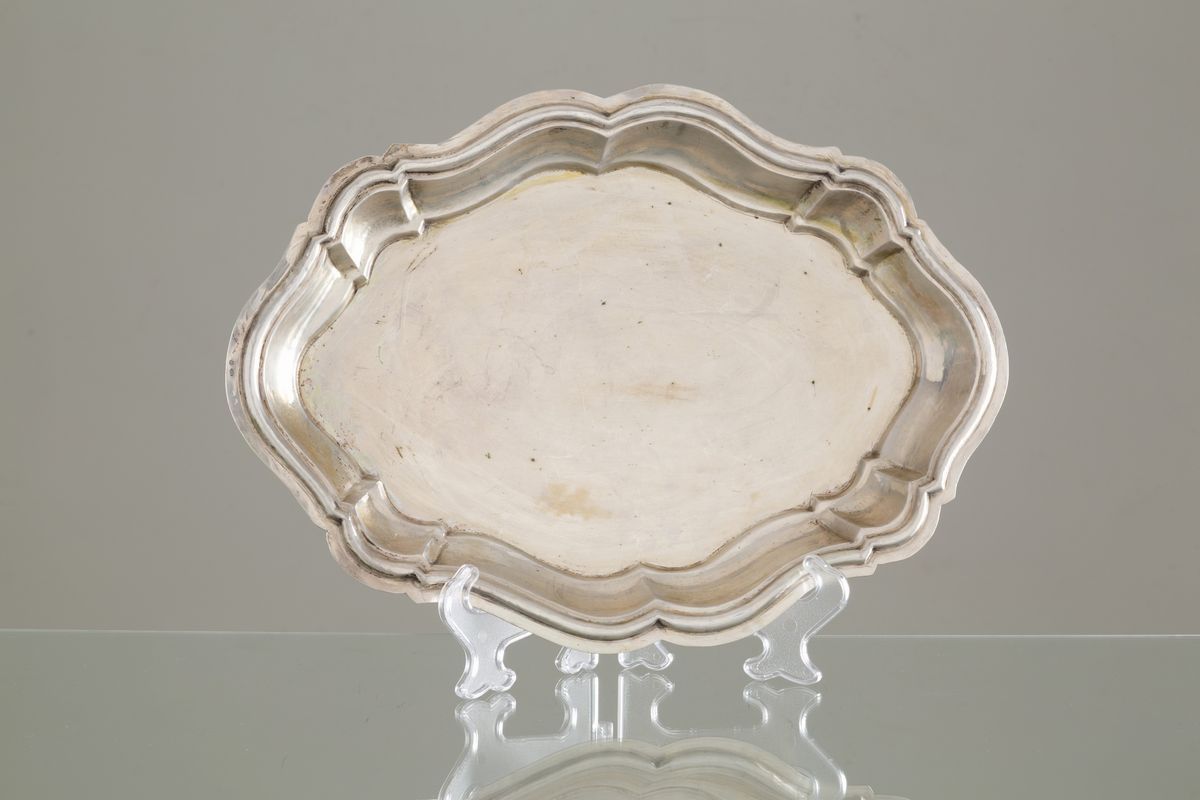 Due piatti da portata ovali con bordi polilobati in argento 800, gr. 1400 ca. c...
