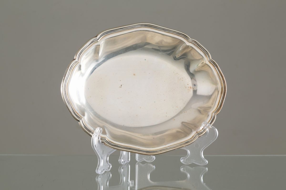 Due piatti da portata ovali con bordi polilobati in argento 800, gr. 1400 ca. c...