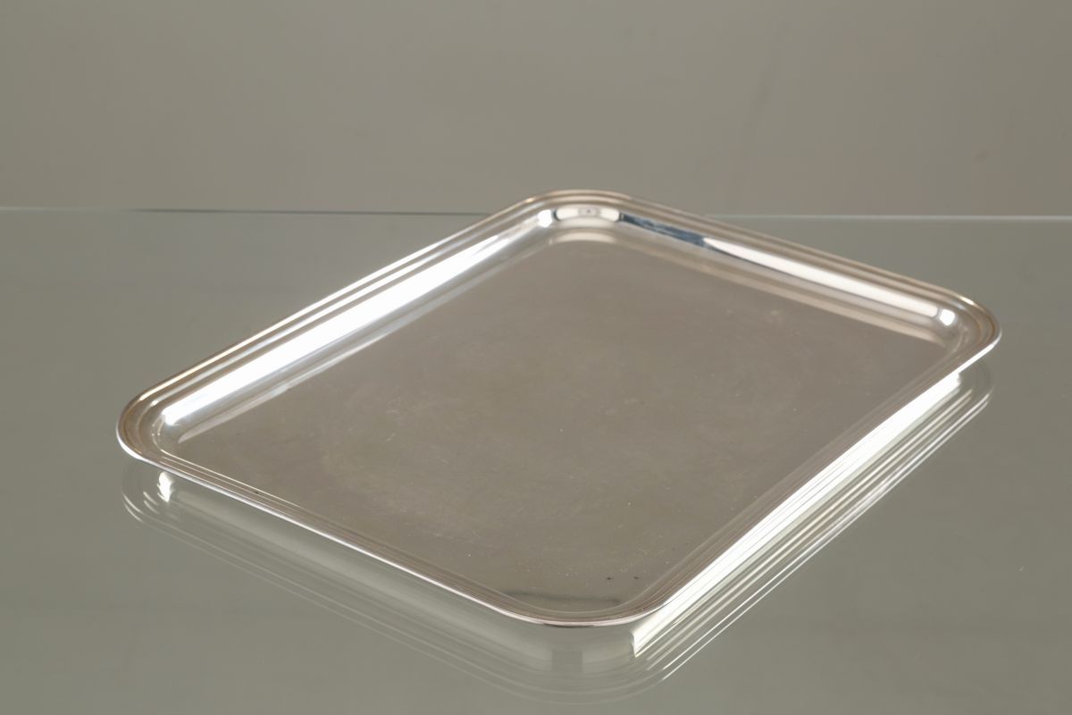 Due piatti rotondi e un vassoio rettangolare in argento 800, gr. 1800 ca. compl...