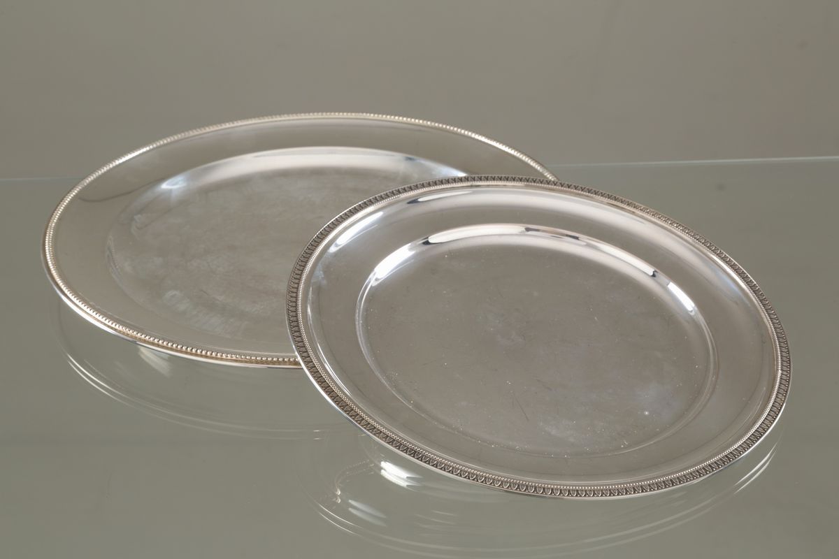 Due piatti rotondi e un vassoio rettangolare in argento 800, gr. 1800 ca. compl...