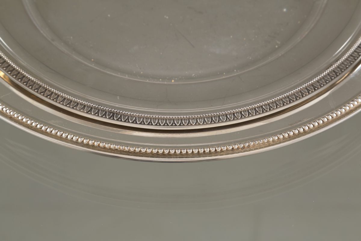 Due piatti rotondi e un vassoio rettangolare in argento 800, gr. 1800 ca. compl...