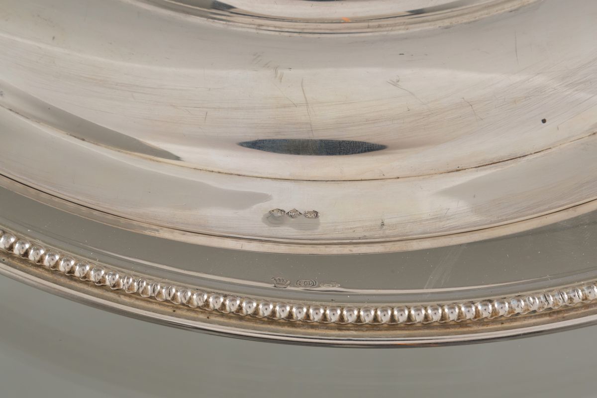 Due piatti rotondi e un vassoio rettangolare in argento 800, gr. 1800 ca. compl...