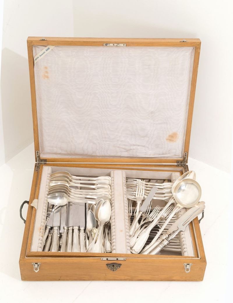 Servizio di posate in argento 800 composto da ventuno coltelli grandi, diciasse...