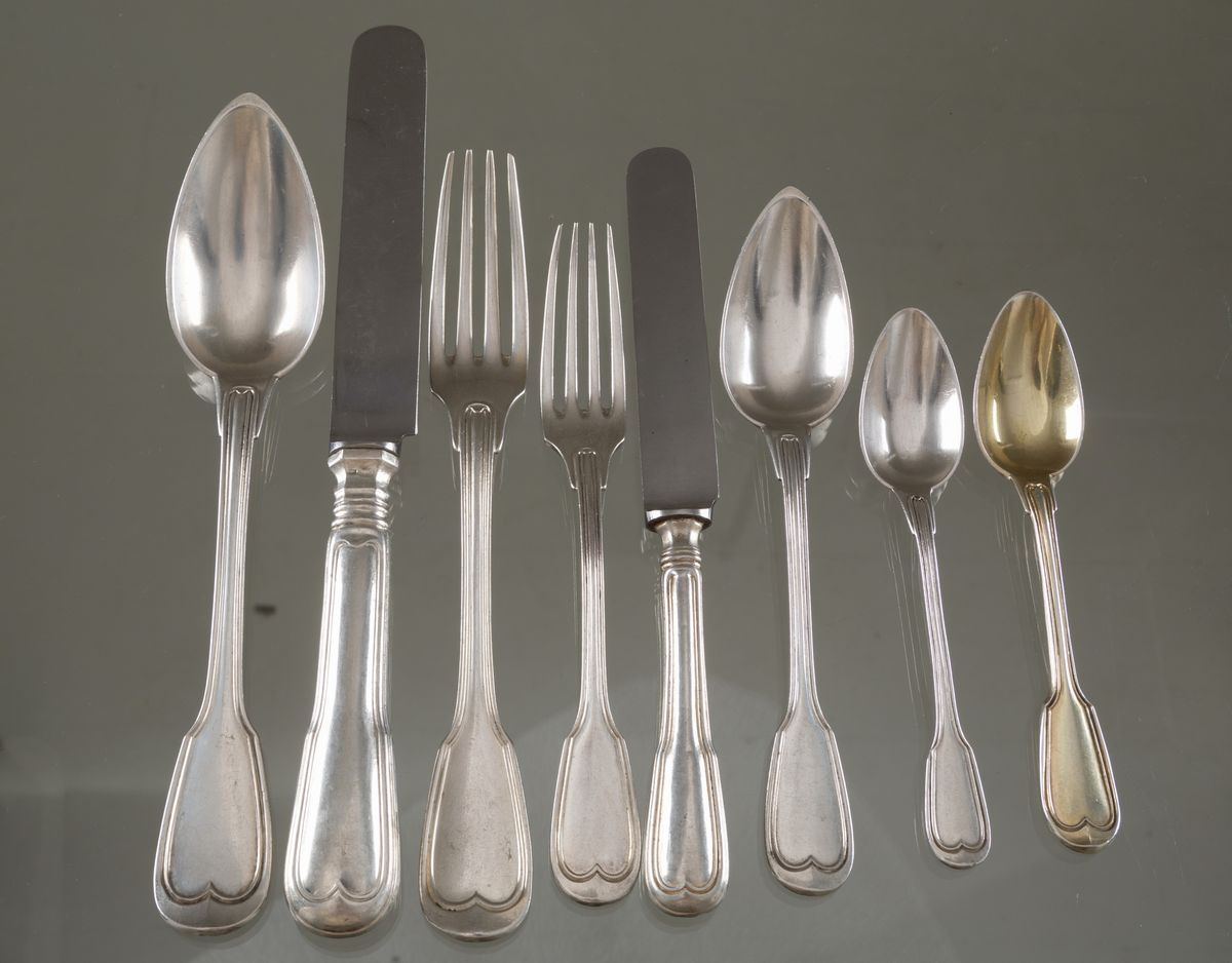 Servizio di posate in argento 800 composto da ventuno coltelli grandi, diciasse...