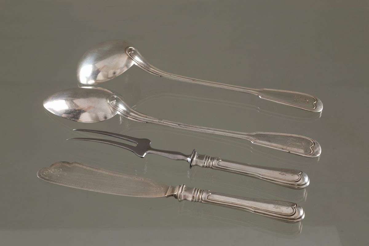 Servizio di posate in argento 800 composto da ventuno coltelli grandi, diciasse...