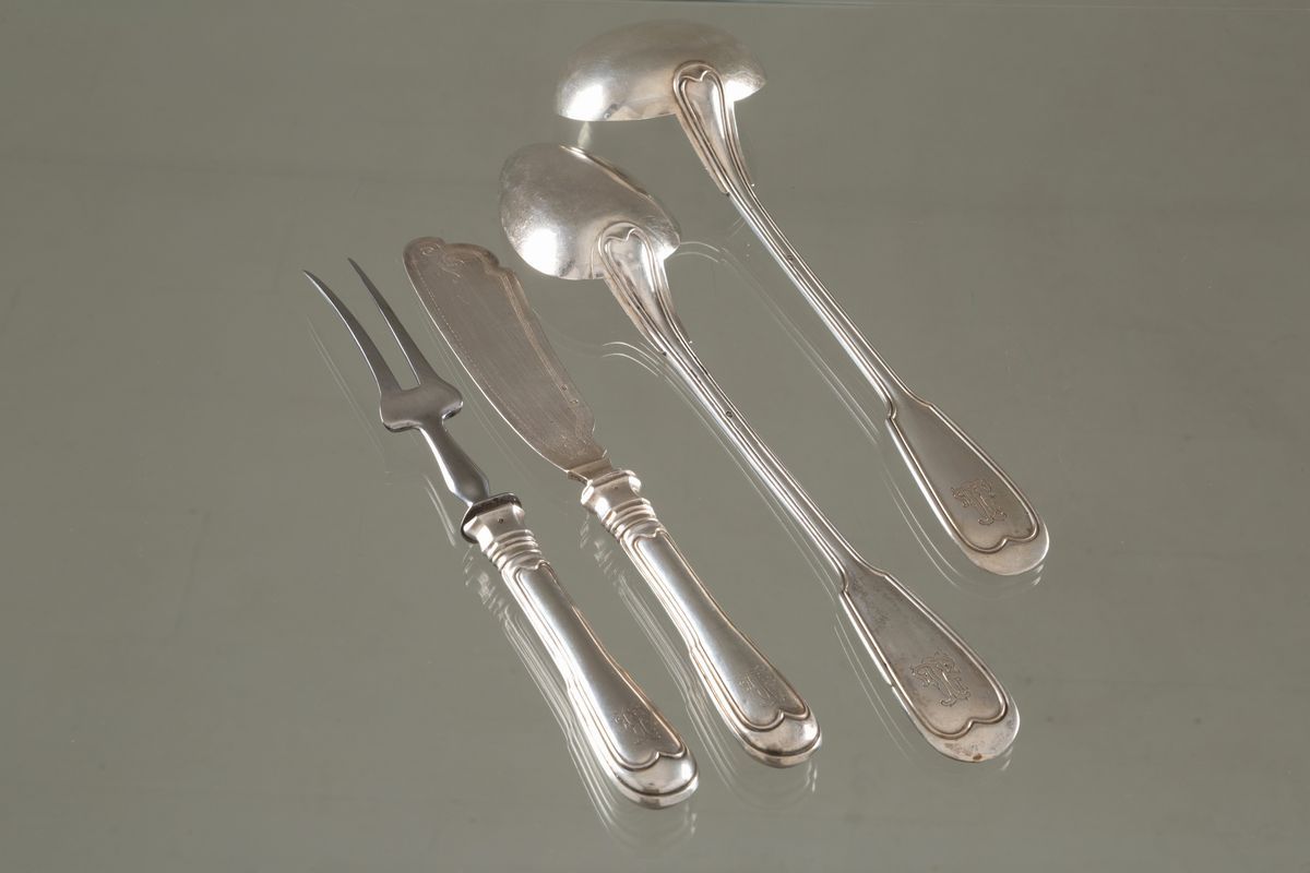 Servizio di posate in argento 800 composto da ventuno coltelli grandi, diciasse...