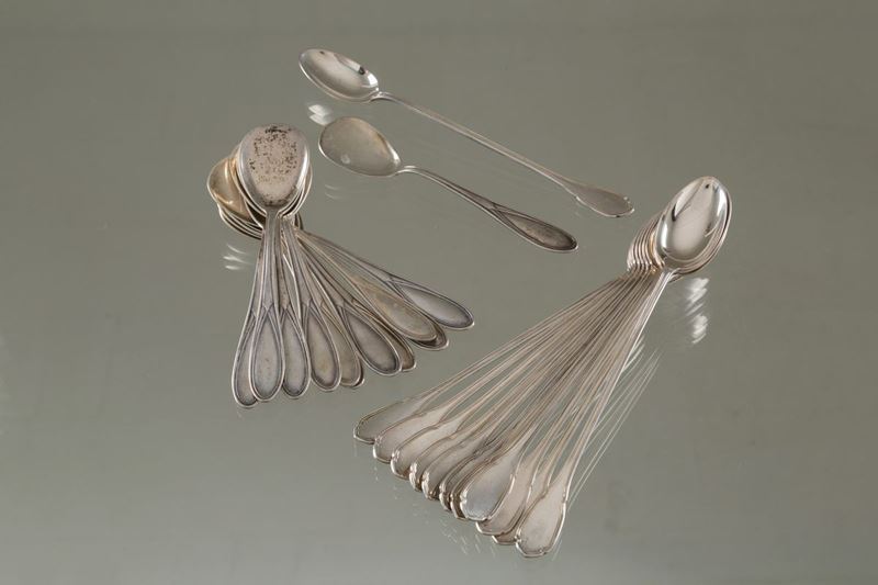 Dodici cucchiai da cocktail e dodici cucchiani da gelato in argento 800, gr. 70...