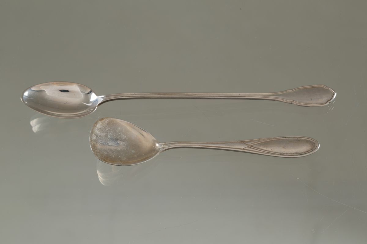 Dodici cucchiai da cocktail e dodici cucchiani da gelato in argento 800, gr. 70...