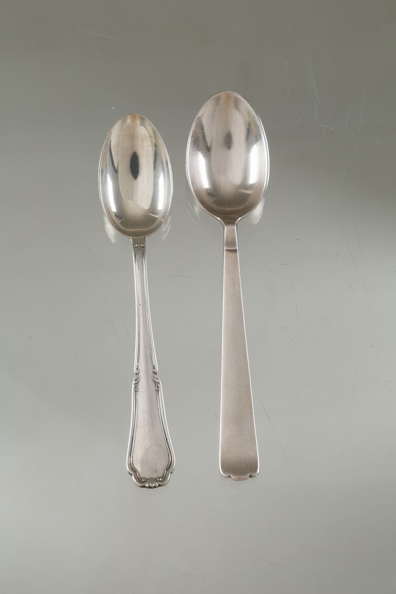 Venti cucchiaini in argento 800, gr. 300 ca. complessivi. XX secolo. ...