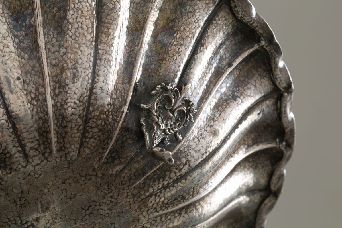 Alzatina in argento 800, gr. 800 ca. XX secolo....
