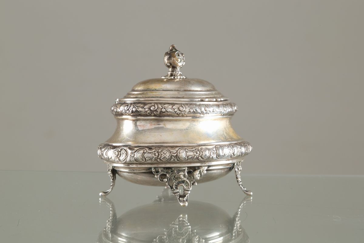 Due zuccheriere in argento 800, gr. 400 ca. complessivi....