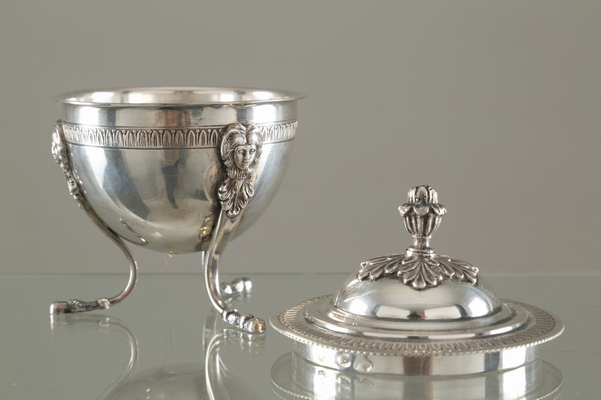 Due zuccheriere in argento 800, gr. 400 ca. complessivi....