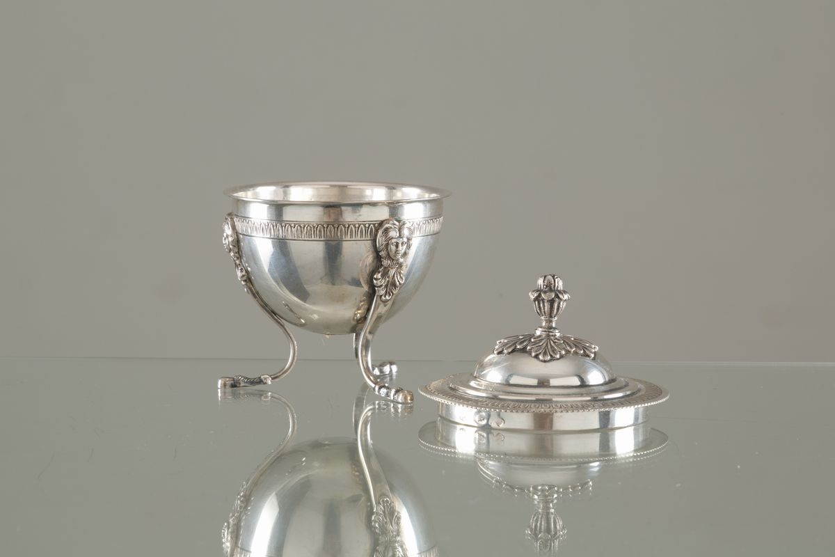 Due zuccheriere in argento 800, gr. 400 ca. complessivi....