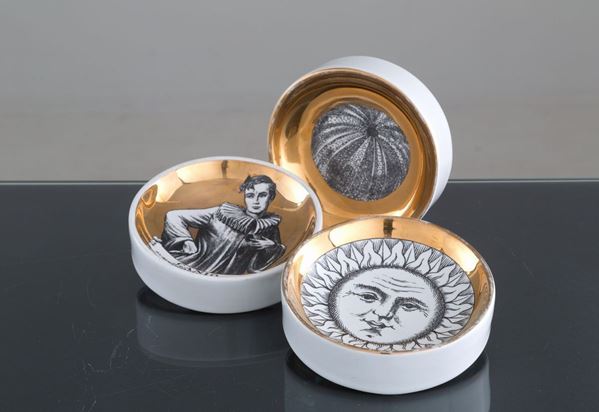 Tre posaceneri in ceramica. Produzione FORNASETTI