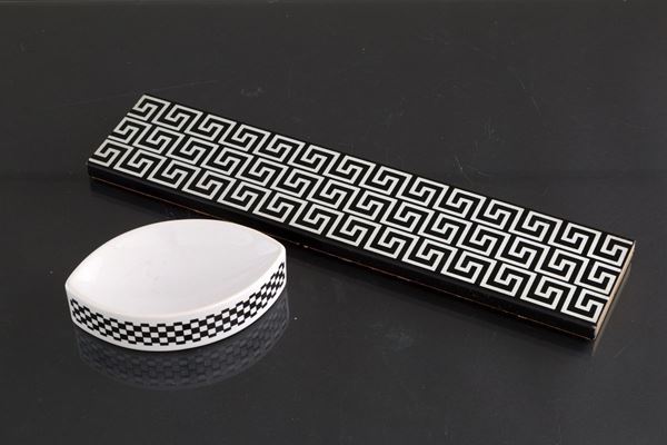 Una scatola portasigarette e un posacenere ovale. FORNASETTI