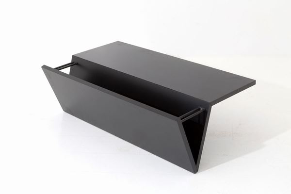Coffee table in lacquered wood and black painted metal