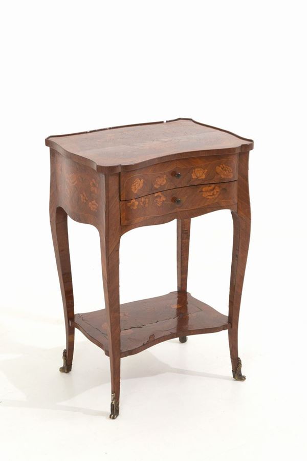 Tavolino con cassetti in legno lastronato e intarsiato a motivi floreali. Franc...