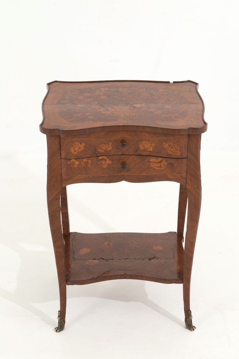 Tavolino con Cassetti in Legno Lastronato e Intarsiato a Motivi Floreali. Franc...