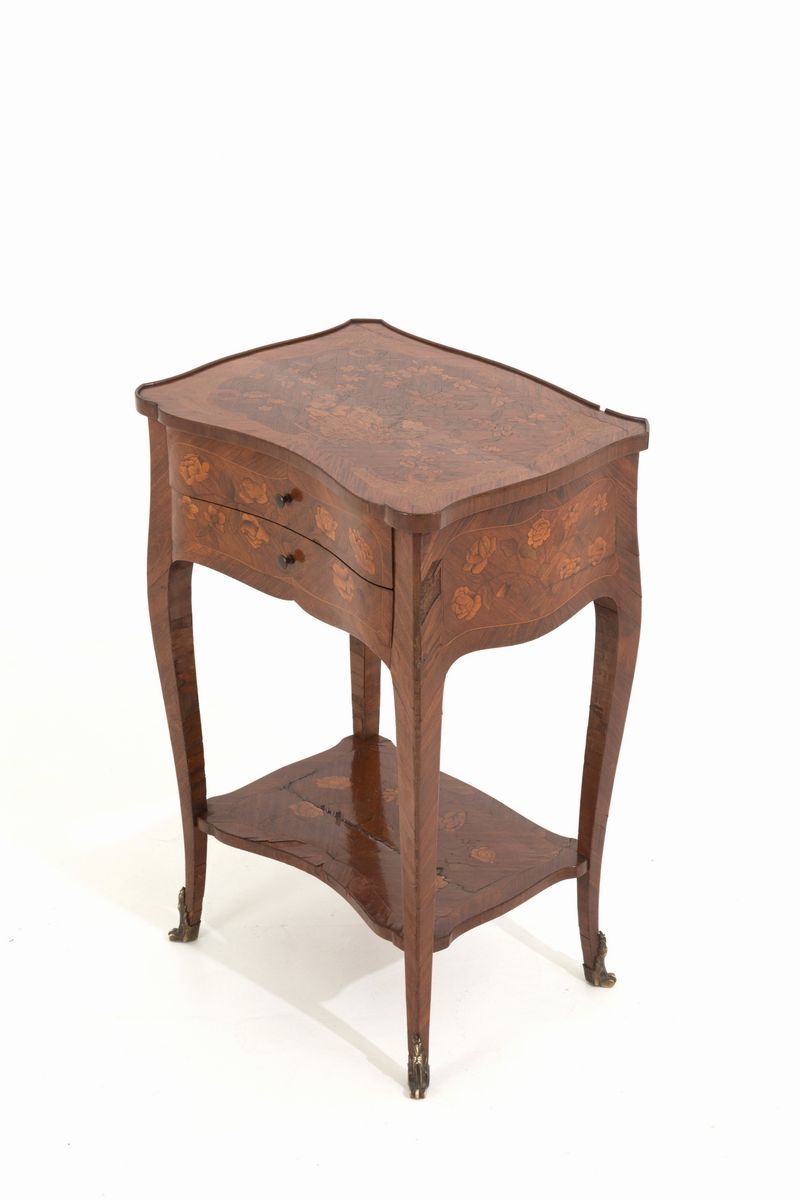 Tavolino con Cassetti in Legno Lastronato e Intarsiato a Motivi Floreali. Franc...