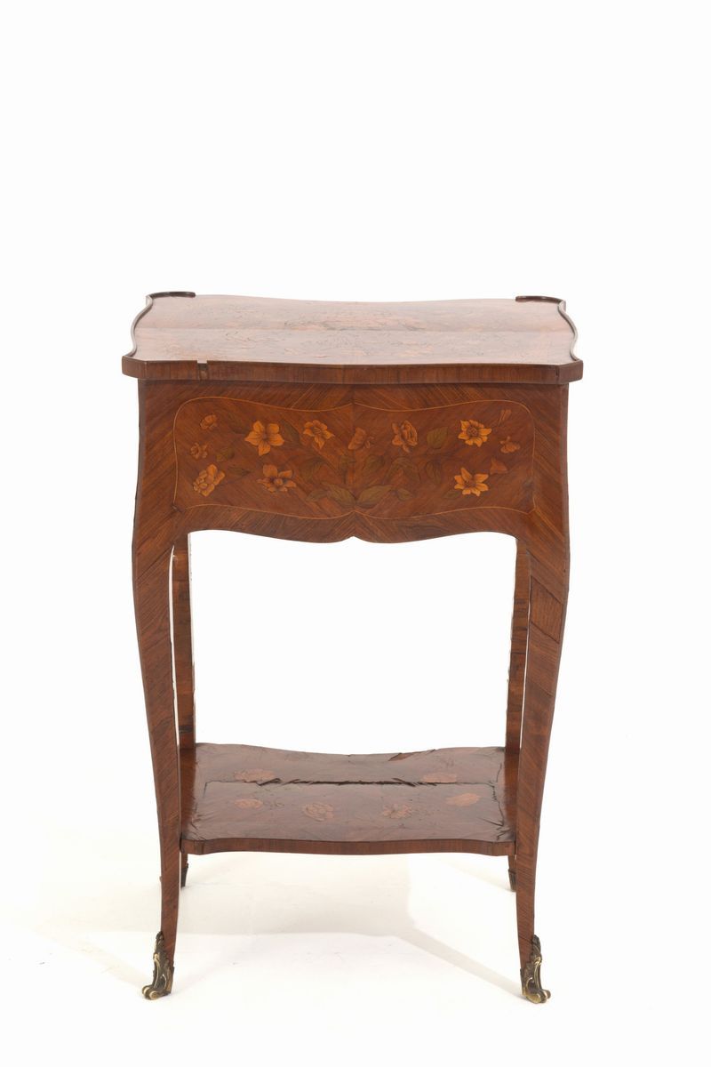 Tavolino con Cassetti in Legno Lastronato e Intarsiato a Motivi Floreali. Franc...