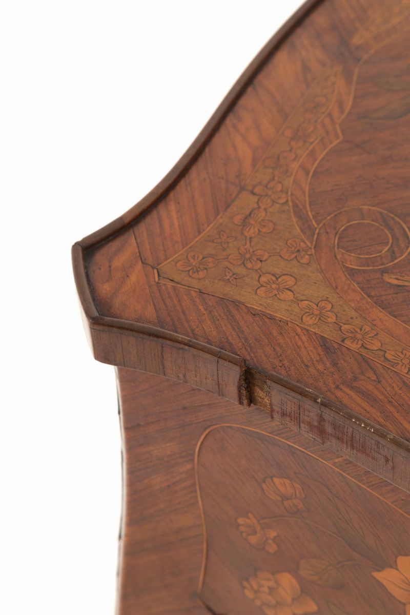 Tavolino con Cassetti in Legno Lastronato e Intarsiato a Motivi Floreali. Franc...