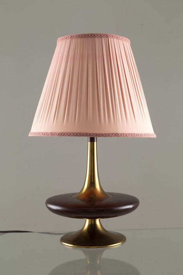 Lampada da tavolo in ottone con base in legno e paralume in seta rosa. Anni '50...