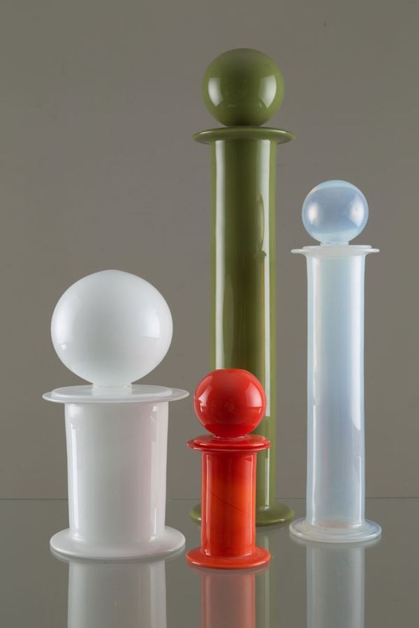Set di quattro vasi con coperchio in vetro lattimo, corallo, azzurro e verde.
...