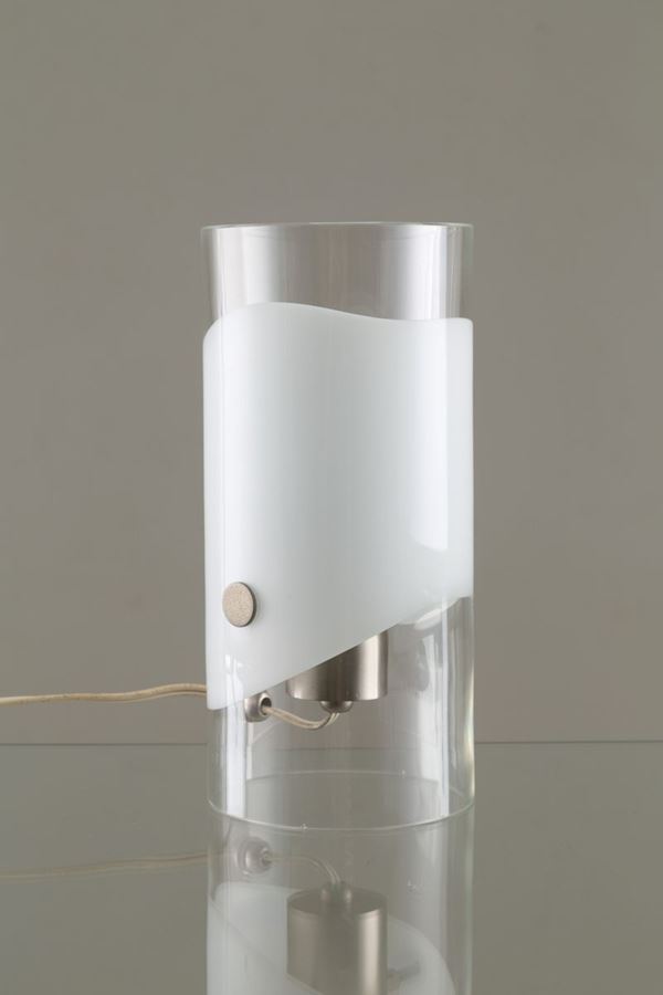 Lampada da tavolo in acciaio e vetro bianco e opalino. Produzione MAZZEGA. Anni...