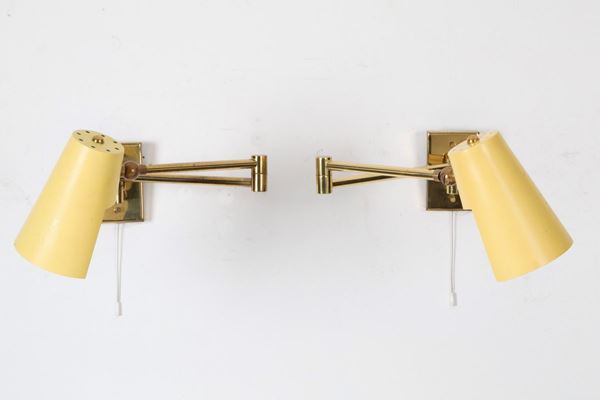 Due lampade da muro in ottone dorato e metallo verniciato giallo e beige. Produ...