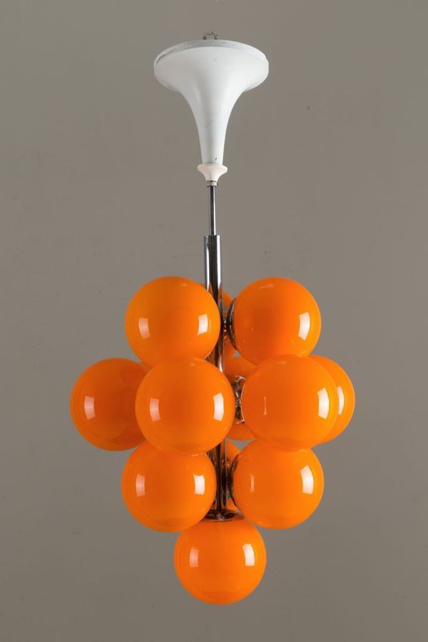 Lampadario con struttura in metallo cromato e sfere in vetro arancione con prof...