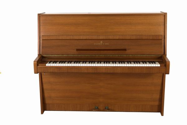 STEINWAY & SONS. Pianoforte verticale in legno chiaro. Anni '70....