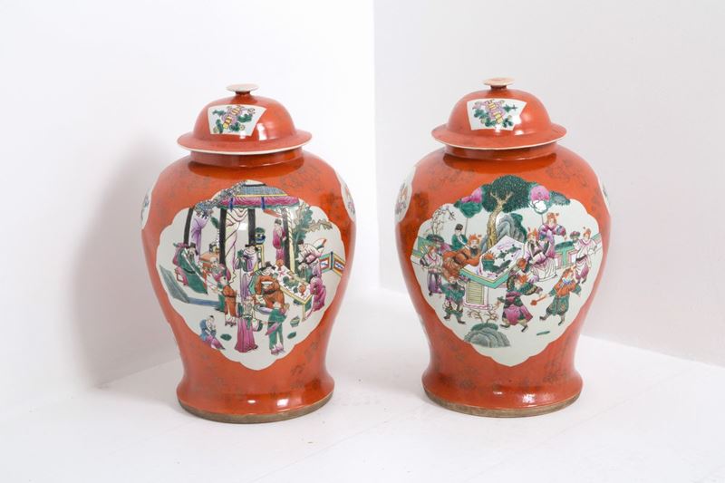 Coppia di potiche in porcellana