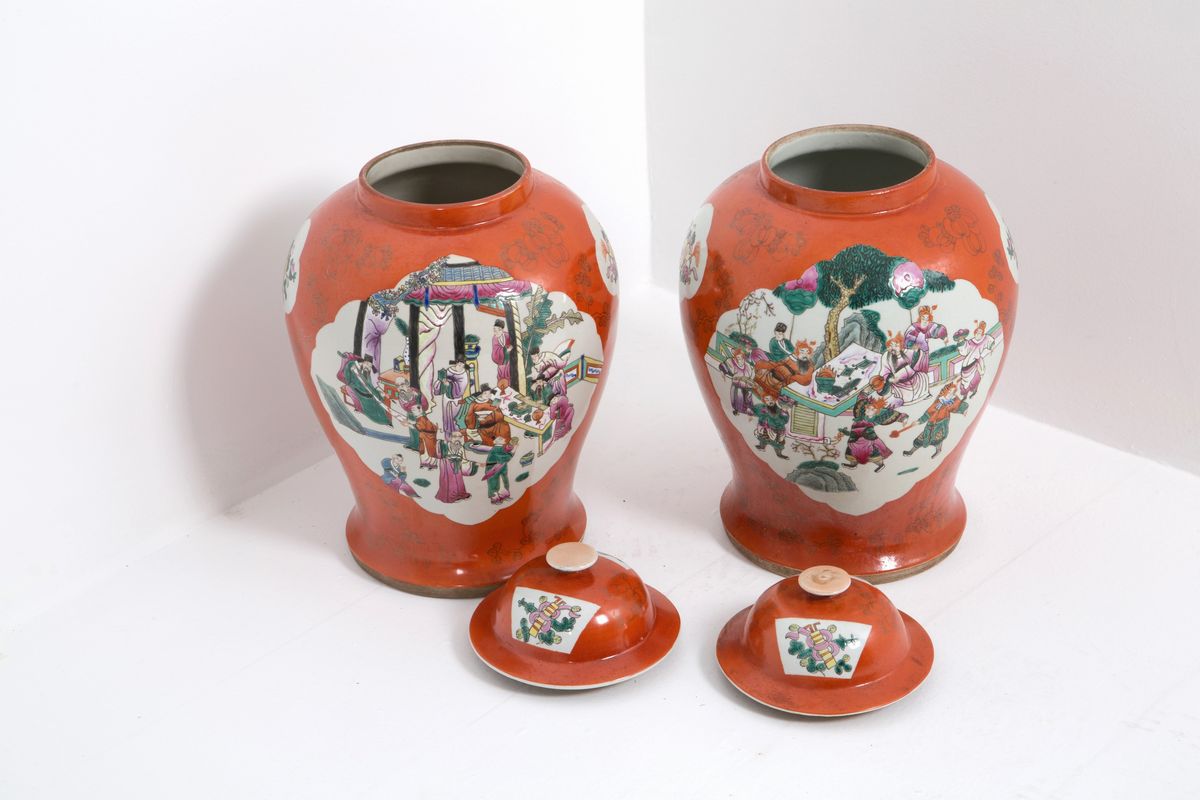 Coppia di potiche in porcellana