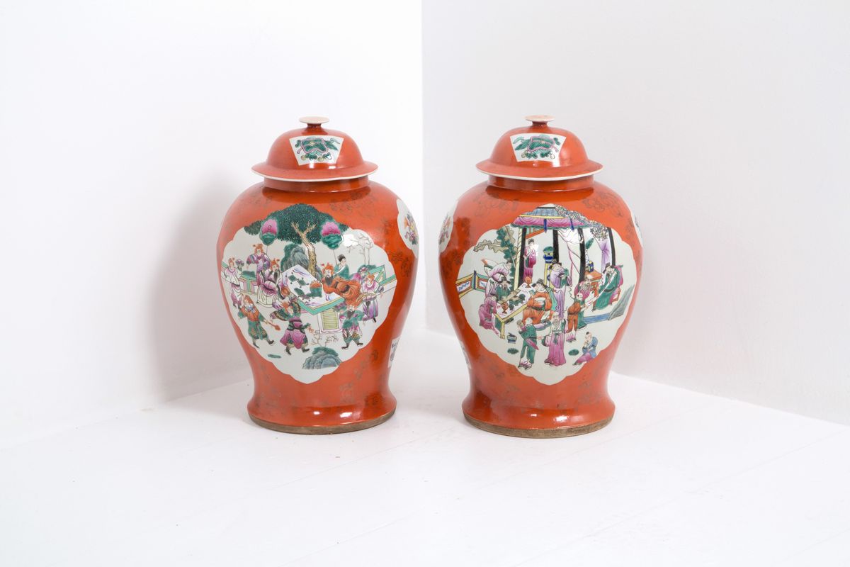 Coppia di potiche in porcellana