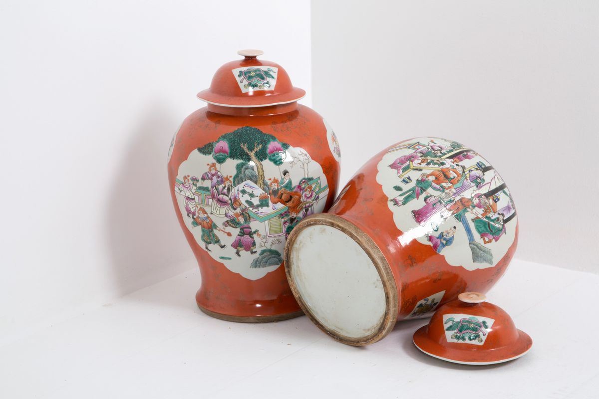 Coppia di potiche in porcellana