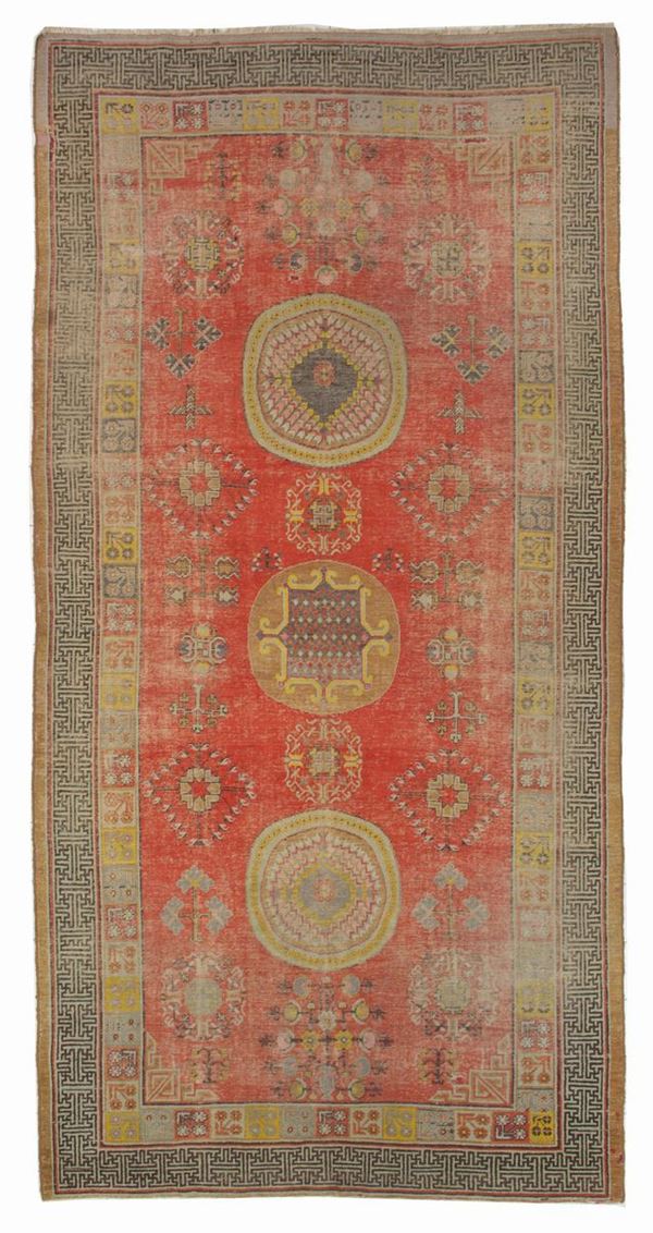 Tappeto Khotan in lana a tre medaglioni