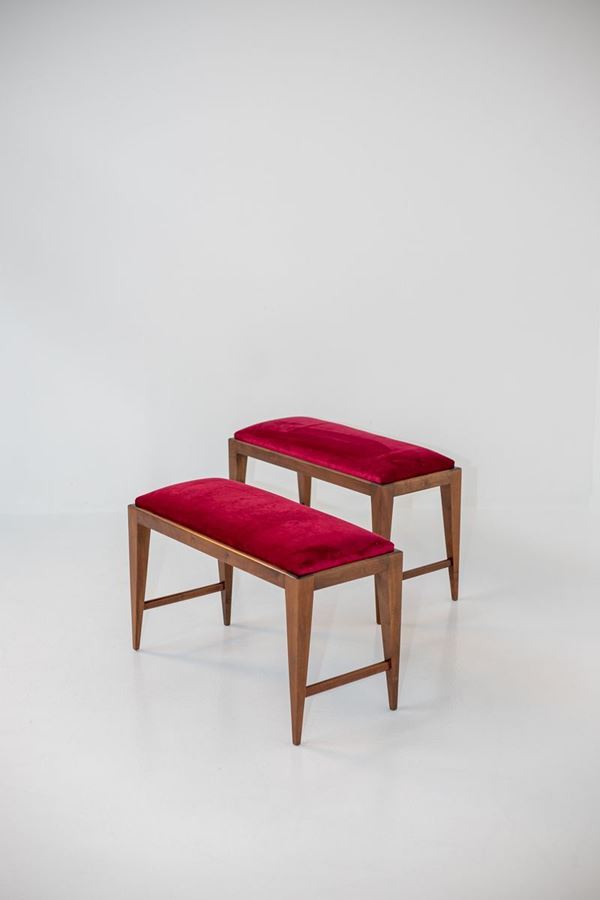 Coppia di panchette in legno di noce e velluto rosso